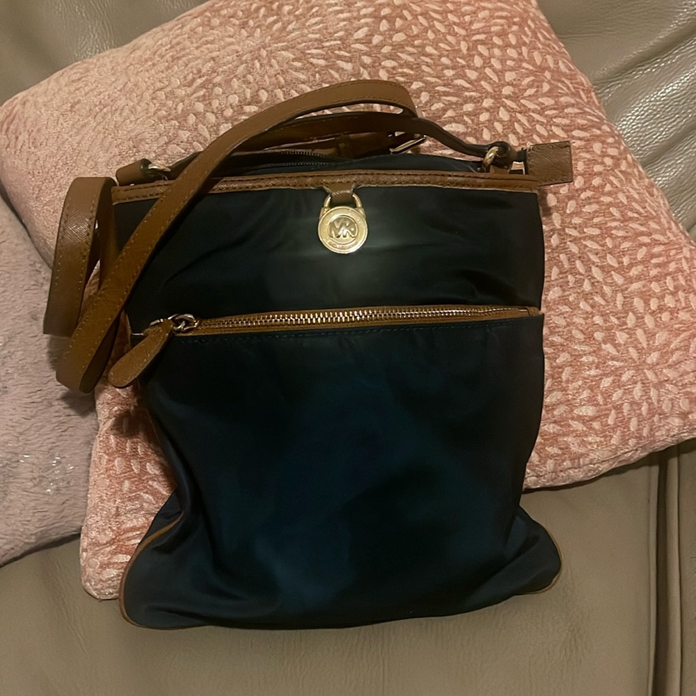 Michael Kors Womens Kempton Navy Charm Adjustable Strap Zipper Crossbody Bag